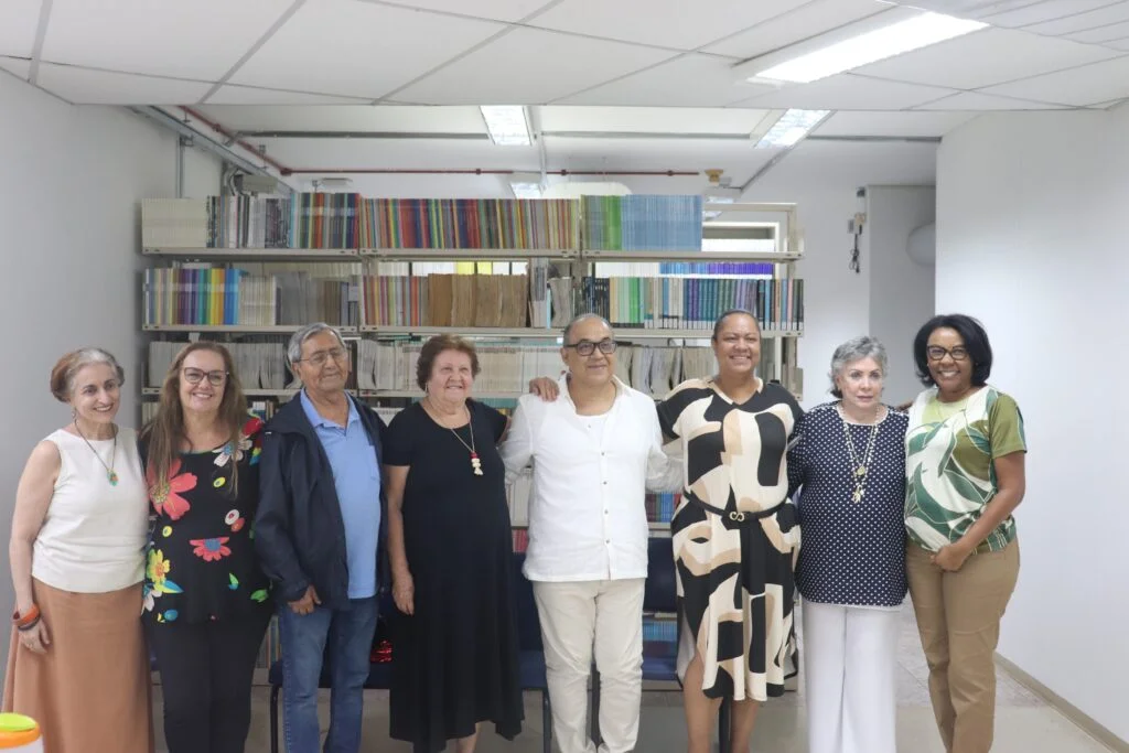 Sentido horário: Ana Lúcia (docente coordenadora da comissão de biblioteca); Ana Villanueva (arquiteta que idealizou o projeto da biblioteca); José Camilo (docente aposentado coordenador da comissão de biblioteca da década de 1980 e início dos anos de 1990); Arlete (diretora da biblioteca de 1972 a 1994); Gildenir (diretor da biblioteca de 1995 até 2013); Simone (coordenadora da biblioteca de 2015 a atual); Ana Inês Fini (docente aposentada da FE); e Rosemary (supervisora da biblioteca). Créditos: Guilherme (Coordenação de Pesquisa e Divulgação Científica da FE/Unicamp).
