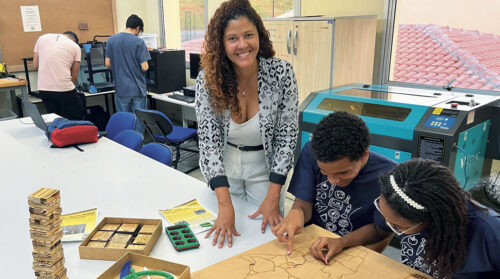 Jango no laboratório Ubuntu Maker, que conta com a participação de alunos e professores do Instituto Federal de São Paulo, campus de Hortolândia