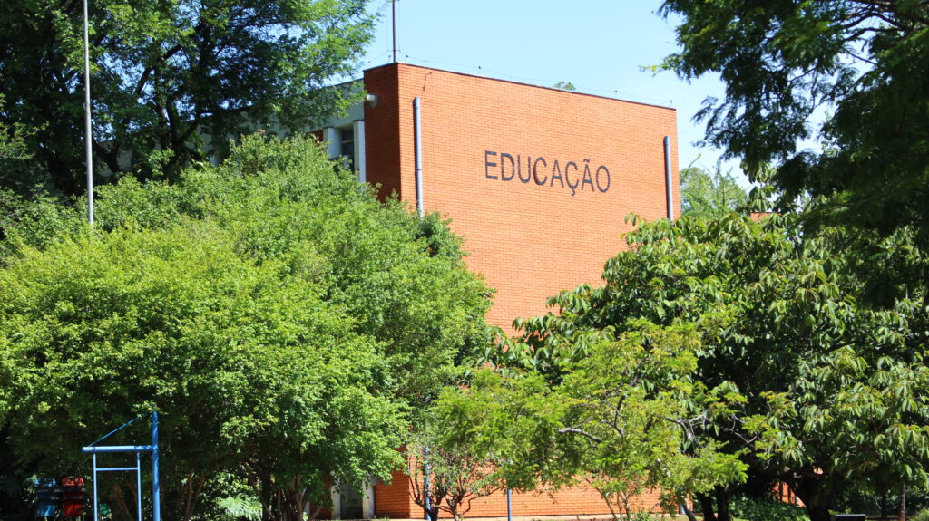 Fotografia da frente Faculdade de Educação da Unicamp