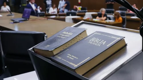 Foto de uma biblia sobre um pulpito