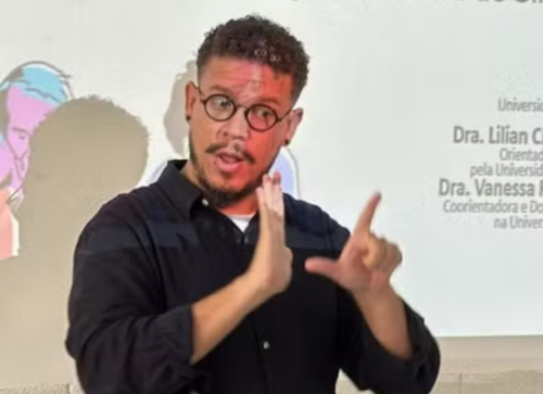#paratodosverem: Em duas fotos, lado a lado, o professor Guilherme Nichols, primeiro surdo a obter título de doutor na Faculdade de Educação da Unicamp, sinaliza em Libras durante defesa da tese em que reforça a importância da literatura surda na educação — Foto: Jason John Nichols