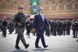 Foto do governador Tarcísio de Freitas, do estado de São Paulo, em desfile no ROTA – Batalhão Tobias de Aguiar