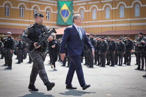 Foto do governador Tarcísio de Freitas, do estado de São Paulo, em desfile no ROTA – Batalhão Tobias de Aguiar