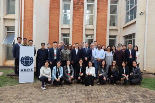 25 representantes de universidades chinesas junto com membros da diretoria da Faculdade de Educação da UNICAMP. Fotografia por Laura Oliveira Vieira.
