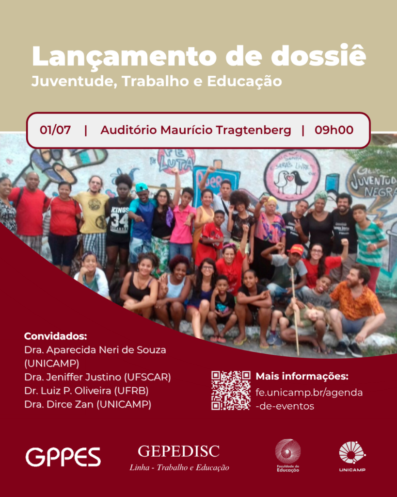 A imagem é um cartaz de divulgação para o "Lançamento de dossiê Juventude, Trabalho e Educação", com um fundo que é quase inteiramente ocupado por uma fotografia vibrante de um grupo diversificado de jovens, a maioria sentada em degraus ao ar livre, sorrindo e interagindo, com alguns cartazes de protesto visíveis ao fundo, como "PELA LUTA" e "JUVENTUDE NEGRA". No topo da imagem, sobreposto à fotografia em um tom bege claro, está o título "Lançamento de dossiê Juventude, Trabalho e Educação". Abaixo do título, há um retângulo bordô com bordas arredondadas e um contorno branco, que exibe as informações principais do evento: "01/07 | Auditório Maurício Tragtemberg | 09h00". Na parte inferior esquerda do cartaz, em uma área mais escura da foto, em texto branco, estão listados os "Convidados": Dra. Aparecida Neri de Souza (UNICAMP), Dra. Jeniffer Justino (UFSCAR), Dr. Luiz P. Oliveira (UFRB) e Dra. Dirce Zan (UNICAMP). À direita dos nomes dos convidados, há um QR code branco, acompanhado da frase "Mais informações:" e o endereço "fe.unicamp.br/agenda-de-eventos". Na parte inferior, à esquerda, aparecem as siglas "GPPES" e "GEPEDISC" com a frase "Linha - Trabalho e Educação" abaixo da segunda. No canto inferior direito, há dois logotipos: um da Faculdade de Educação e outro da UNICAMP.