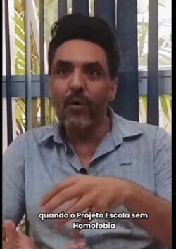 Prof. Ronaldo Alexandrino dá entrevista em sala de aula para o projeto Quebrada Visão