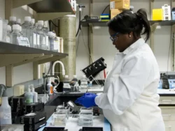 A foto mostra uma mulher negra, em um laboratório, fazendo pesquisa. Reprodução/Unsplash