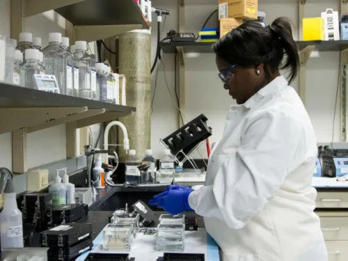 A foto mostra uma mulher negra, em um laboratório, fazendo pesquisa. Reprodução/Unsplash