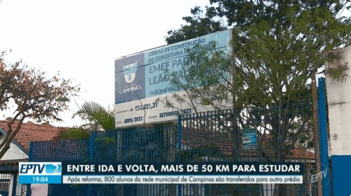 Captura de tela de computador que mostra imagem de reportagem. O fundo e uma imagem de uma fachada de escola e na parte inferior há o texto "Entre ida e volta, mais de 50 km para estudar" e "Após reforma, mais de 800 alunos da rede municipal de Campinas são transferidos para outro prédio". Fim da descrição.