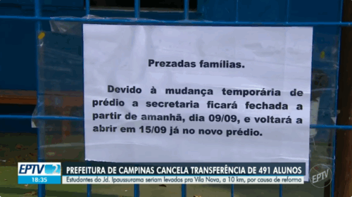 Captura de tela de computador que mostra reportagem. O fundo é uma imagem de um recado da secretaria de uma escola colado no portão da escola. Na parte inferior, há as escritas "Prefeitura de Campinas cancela transferência de 491 alunos" e "Estudantes do Jd. Ipaussurama seriam levados pra Vila Nova, a 10 km, por causa de reforma". Fim da descrição.