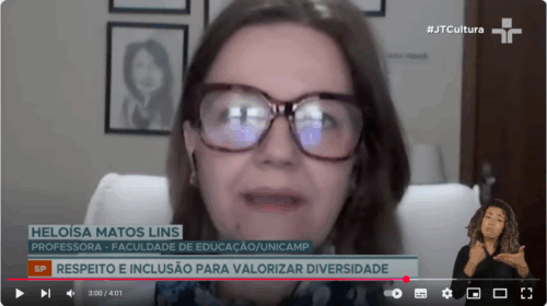 Captura de tela de computador que mostra vídeo no YouTube. No vídeo, há uma mulher branca, com cabelo curto e escuro, usando óculos de grau falando a uma câmera. Na parte inferior esquerda, há a escrita "Heloísa Matos Lins"; professora - Faculdade de Educação/Unicamp"; "Respeito e inclusão para valorizar diversidade". Fim da descrição.