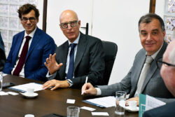 Da esquerda para a direita, o vice-presidente de Relações Internacionais, Leopoldo Iribarren, o vice-reitor para Assuntos de Pesquisa, Rainer Kiesow e o reitor, Romain Huret: pesquisas conjuntas e estimular o intercâmbio.