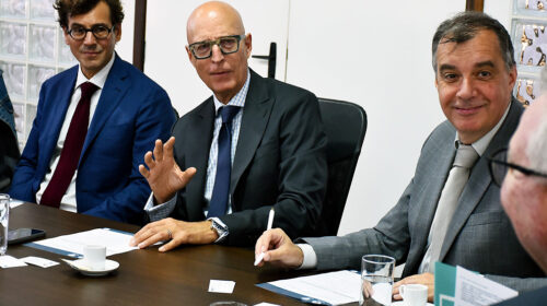 Da esquerda para a direita, o vice-presidente de Relações Internacionais, Leopoldo Iribarren, o vice-reitor para Assuntos de Pesquisa, Rainer Kiesow e o reitor, Romain Huret: pesquisas conjuntas e estimular o intercâmbio.