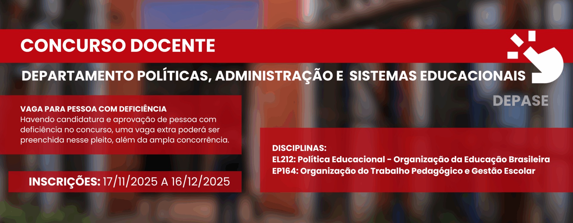 Um anúncio de concurso público para docentes, com informações sobre o departamento, vagas para pessoas com deficiência e disciplinas, domina a cena, transmitindo informações relevantes. A composição é organizada de forma clara, com um cabeçalho vermelho proeminente indicando "CONCURSO DOCENTE", seguido pelo nome do departamento e informações essenciais. Há uma disposição equilibrada dos elementos, com textos em blocos de cor contrastante que facilitam a leitura. A informação sobre vagas para pessoas com deficiência e as disciplinas a serem avaliadas são apresentadas em retângulos distintos, oferecendo estrutura e separação visual. A disposição dos elementos cria uma sensação de ordem e clareza, direcionando a atenção do espectador para os detalhes mais importantes. Os elementos-chave incluem texto e um logotipo. O texto descreve detalhes sobre o concurso, como o departamento, vagas para pessoas com deficiência e as disciplinas, incluindo EL212 e EP164. Os textos estão em letras brancas sobre um fundo vermelho escuro e sobre um fundo desfocado. O logotipo, no canto superior direito, parece ser um elemento gráfico estilizado, possivelmente representando a instituição ou departamento responsável pelo concurso. O anúncio parece ter sido criado digitalmente, provavelmente usando um software de design gráfico. O estilo é moderno e informativo, com uma paleta de cores consistente de branco e vermelho sobre fundo desfocado. A tipografia é limpa e legível, com diferentes tamanhos e pesos de fonte para destacar informações importantes. As escolhas criativas visam a clareza e a facilidade de compreensão, com um design visualmente atraente. O ambiente é neutro, com um fundo desfocado que parece ser uma representação abstrata de um espaço acadêmico ou institucional. A iluminação é suave e uniforme, sem sombras marcadas, o que ajuda a manter a legibilidade do texto. O design geral visa transmitir uma sensação de profissionalismo e organização, adequada para um anúncio de concurso público.