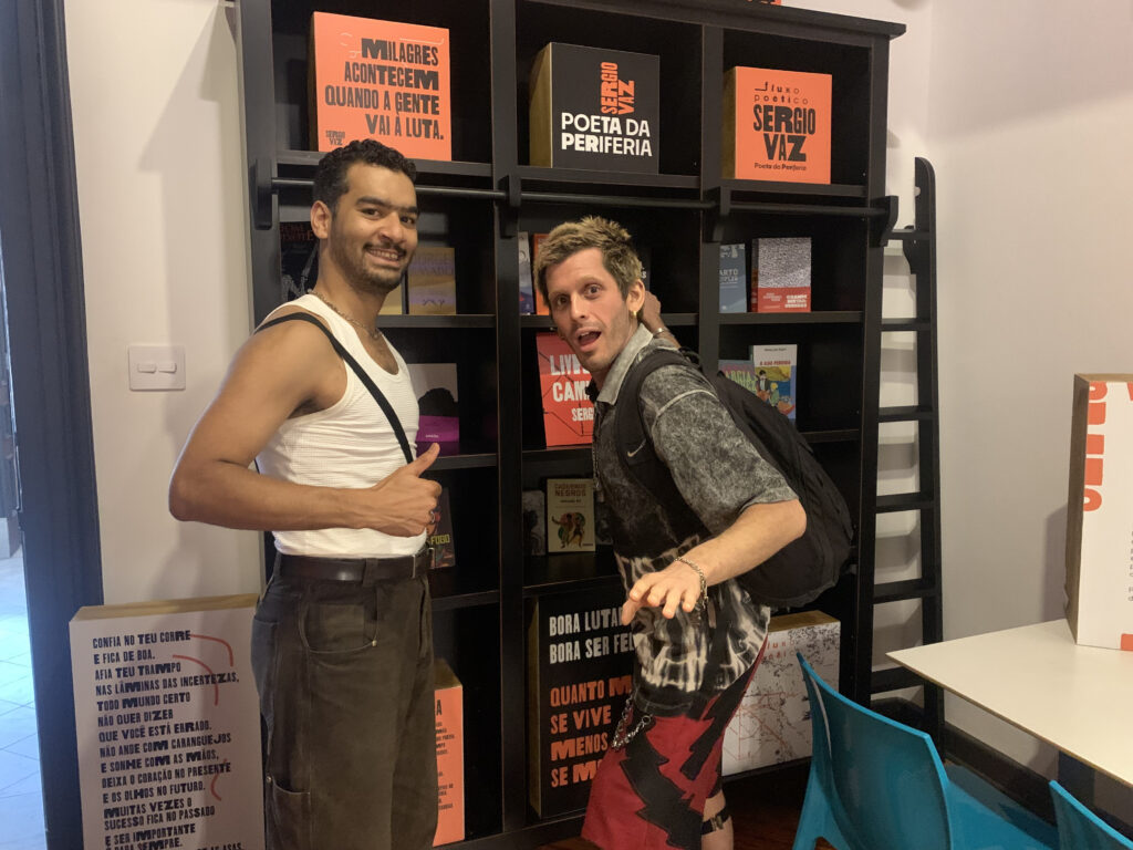 Fotografia que mostra dois jovens em um museu. Fim da descrição.