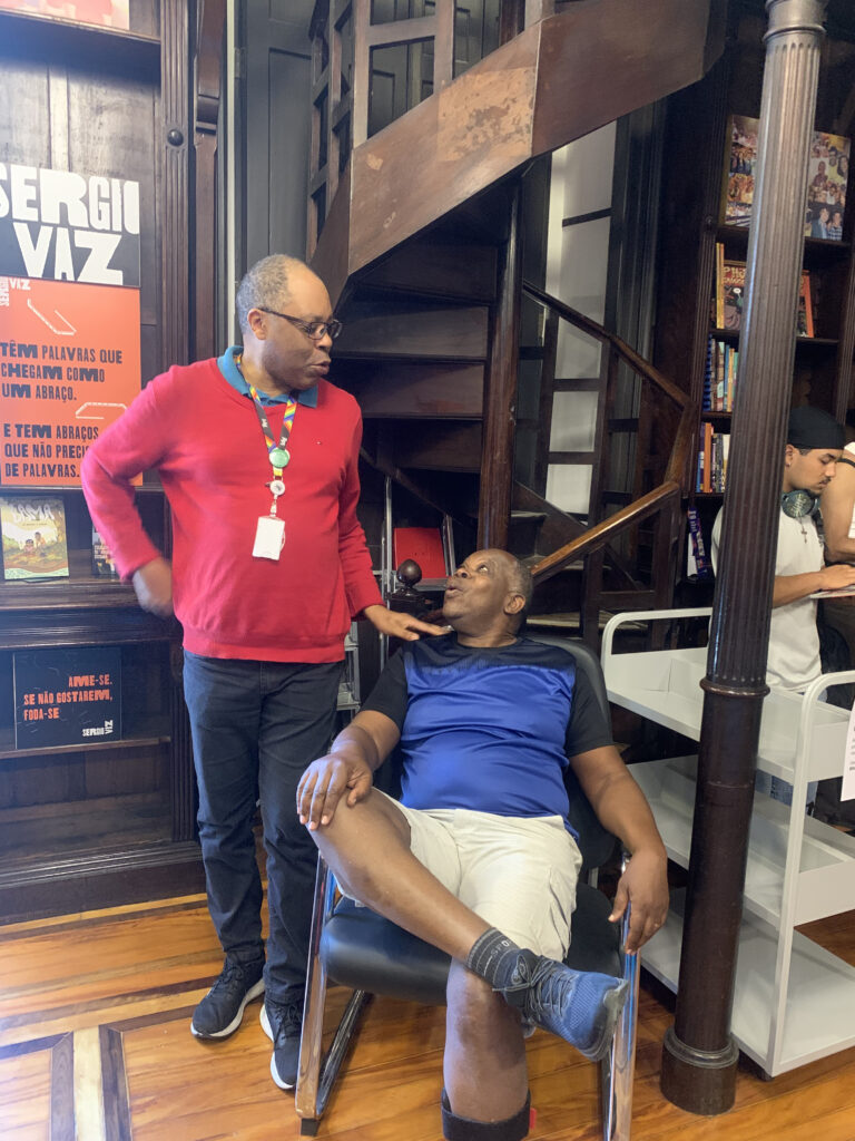 Fotografia que mostra dois homens em um museu. Fim da descrição.