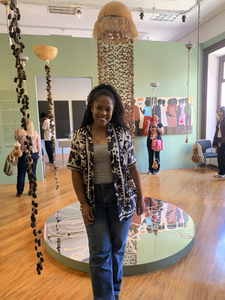 Fotografia que mostra uma mulher em um museu. Fim da descrição.